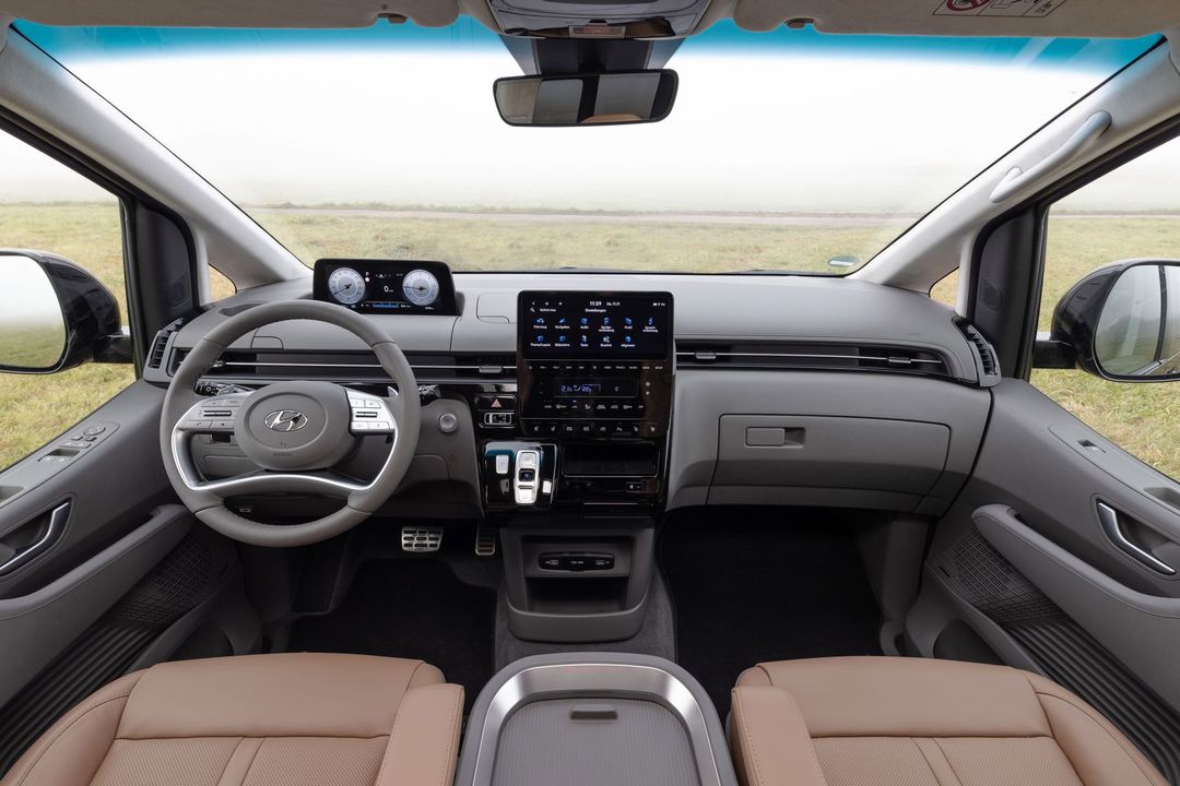 hyundai-staria-1121-interior-01_jpg