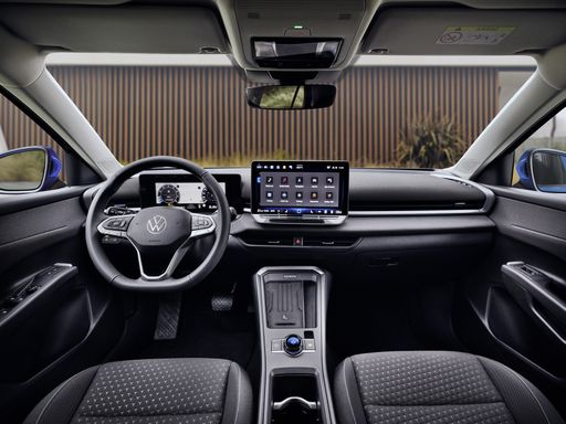 DB2025AU01840_medium