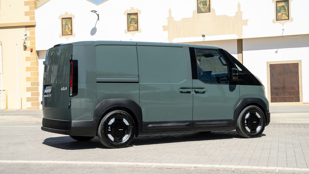 kia-pv5-cargo-city-scape-green-static-digital-1920x1080-007