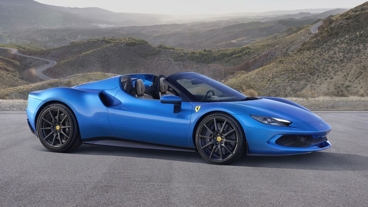 Ferrari 296 Roadster vs Aston Martin Vantage comparativa