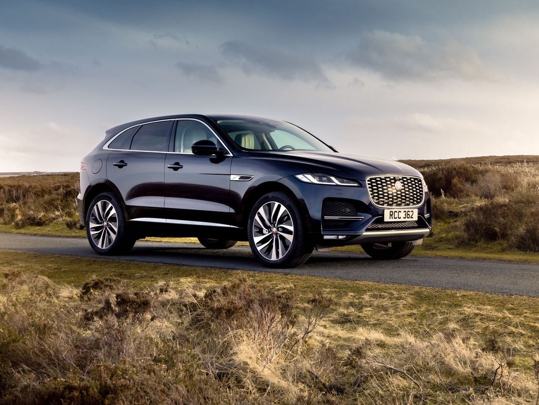 Jag_F-PACE_PHEV_21MY_Portofino_Blue_Portrait_100321_8105