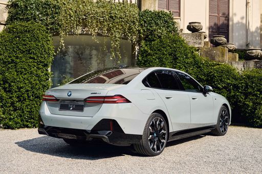 P90506448_highRes_the-new-bmw-i5-edriv