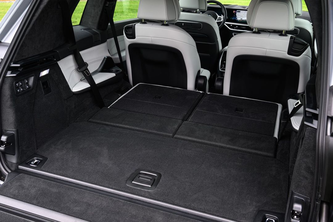 P90486856_highRes_the-new-bmw-x7-on-lo