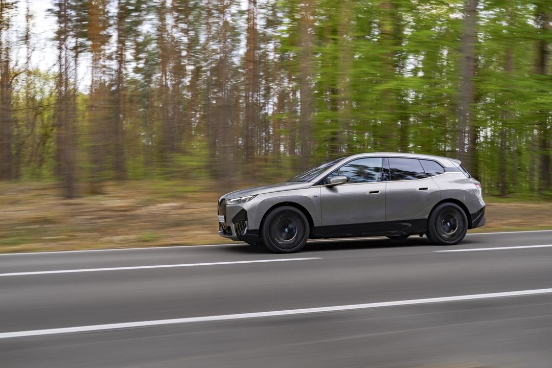 P90464060_highRes_bmw-ix-m60-05-2022