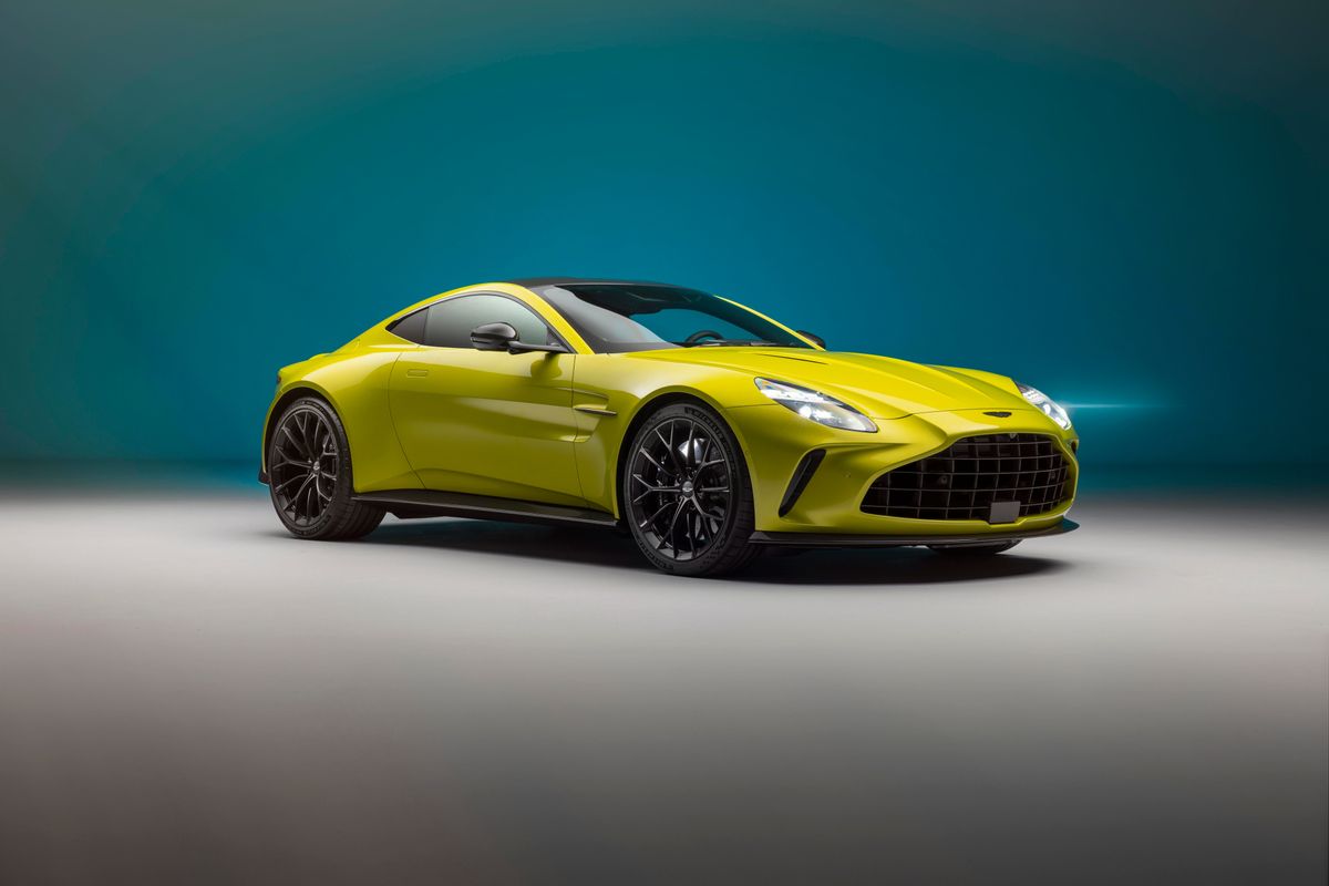Ferrari 296 Roadster vs Aston Martin Vantage comparativa